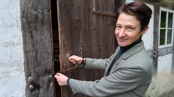 Museumsleiterin Dr. Marie Luisa Allemeyer schließt - symbolisch - schon einmal die die Tür der Wassermühle im Museum ab. - © Carolin Brokmann-Förster