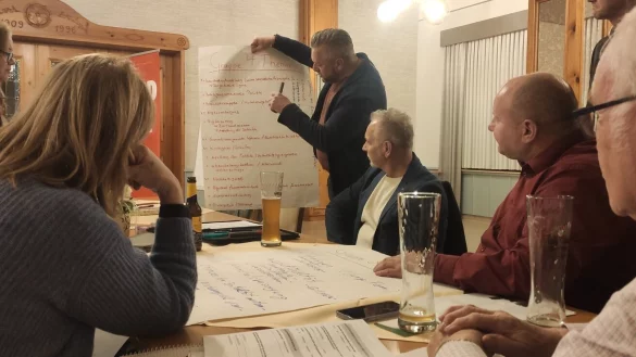 Ratsmitglied Oliver M&uuml;ller zieht mit seinen Parteigenossen Bilanz. - &copy; SPD Lage