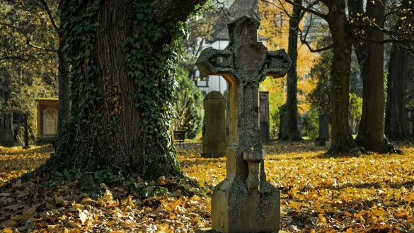 Grabsteine müssen in Extertal von Angehörigen kontrolliert werden. - © Symbolfoto: Pixabay