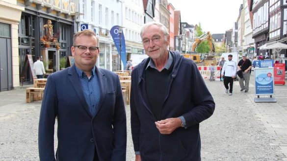 Hartmut Reese (rechts) betreute 1972/73 als Bauleiter den Bau der Fu&szlig;g&auml;ngerzone zwischen Marktplatz und Exterstra&szlig;e. Auf ebendiesem Abschnitt ist sein Sohn Peer heute als Baustellenkoordinator im Einsatz. - &copy; Jana Beckmann