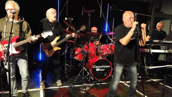 Die Band &bdquo;Condition Blue&ldquo; rockt die B&uuml;hne des Sommertheaters und entf&uuml;hrt das Publikum mit handgemachter Live-Musik in die zweite H&auml;lfte des 20. Jahrhunderts. - &copy; Hajo G&auml;rtner