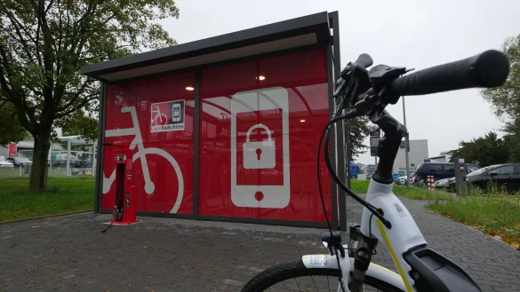 Das LippeRadschloss an der Ecke Sprottauer Stra&szlig;e/Bielefelder Stra&szlig;e liegt in der N&auml;he des neuen Mediencampus zwischen einer Bushaltestelle und einem kleinen Parkplatz mit E-Lades&auml;ule. Au&szlig;erdem ist eine Fahrradreparaturstation installiert. - &copy; Jost Wolf