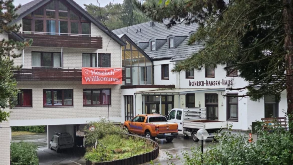 Im Heinrich-Hansen-Haus werden in der kommenden Woche die Zimmer m&ouml;bliert, ein Zaun wird aufgebaut. Die ersten Fl&uuml;chtlinge sollen am 6. oder 7. November kommen. - &copy; Astrid Sewing