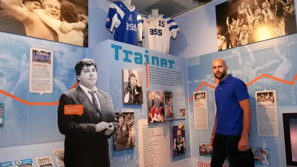 Interessiert studiert Urh Kastelic die Trainerhistorie des TBV Lemgo Lippe. - &copy; J&ouml;rg Hagemann