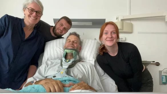 Nach seinem schweren Radunfall in den USA liegt Christoph Hinkel in einer Heidelberger Klinik. Seine Frau Christiane sowie die Kinder Lennart und Zoe Hinkel besuchen den Schwaneyer dort. - &copy; Privat