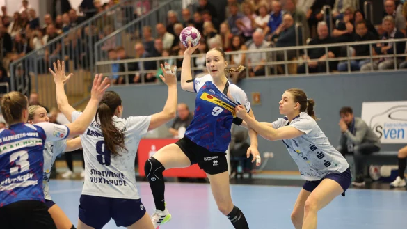 Blombergs Nieke K&uuml;hne, hier im Spiel gegen Buxtehude, weilte zuletzt bei der U20-Nationalmannschaft. Foto: Paul Cohen - &copy; Paul Cohen