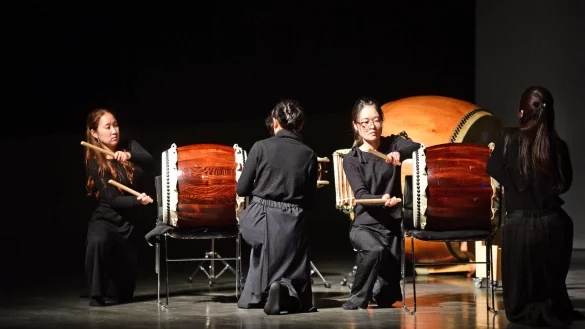 Die Gruppe der vier japanischen Schlagzeugerinnen Ayami Okamura, Miyaka Yotsumoto, Szui Chia Wu und Rika Ikeuchi von der Hochschule f&uuml;r Musik in Detmold pr&auml;sentiert ihr St&uuml;ck "Jinari" - &copy; Nicole Ellerbrake