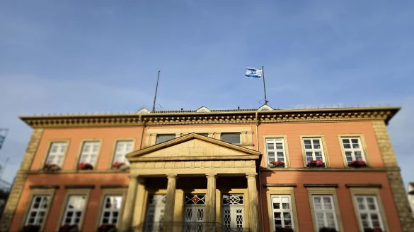 Die Stadt Detmold hat die israelische Flagge als Zeichen der Solidarit&auml;t gehisst. - &copy; Janet K&ouml;nig