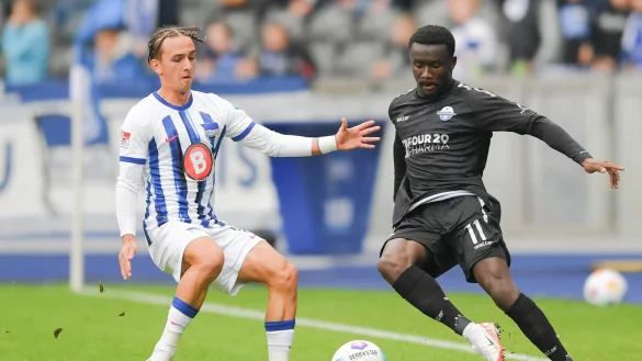 Sirlord Conteh (r.), hier im Duell gegen den Berliner Michal Karbownik, stand am Samstag erstmals seit dem dritten Spieltag wieder in der Paderborner Startelf. - &copy; picture alliance