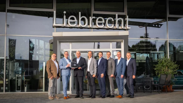 Die Gesellschafter der Kurt Liebrecht GmbH, Thomas Haueisen (von links) und Kai Heinrich, mit den Vertretern der Beresa-Gruppe Andreas Muthig (Sprecher der Gesch&auml;ftsf&uuml;hrung), Sebastian Knapp und Bj&ouml;rn Zierold (beide Gesch&auml;ftsf&uuml;hrer), Aleksandar Amann (Leiter Verkauf), Karl-Heinz Kenning (Betriebsleiter AHL GmbH & Co. KG) sowie Andreas Frenzel (Bereichsleiter After Sales) bei der symbolischen Schl&uuml;ssel&uuml;bergabe. - &copy; Autohaus-Gruppe Beresa