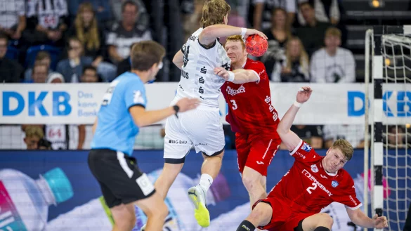 Der Kieler Karl Wallinius wird beim Wurf von Nicolai Theilinger attackiert. Rechts geht Lukas Hutecek zu Boden. - &copy; saschaklahn.com