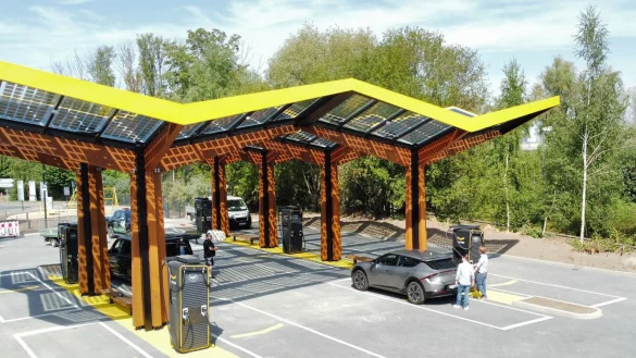 Eine Schnellladestation des niederl&auml;ndischen Betreibers Fastned in Bochum mit dem charakteristischen Solardach. - &copy; Fastned