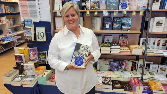 Kathrin Rosenke, von der Buchhandlung Br&uuml;ckmann in Lage, mit ihrer Buchempfehlung "Portr&auml;t auf gr&uuml;ner Wandfarbe" von Elisabeth Sandmann. - &copy; Raffael Giebel