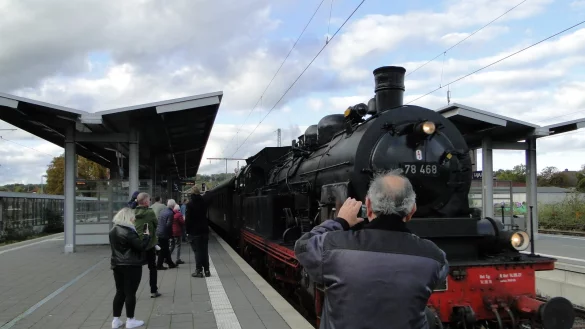 Hundert Jahre hat die alte Dampflok auf dem Buckel, die am Wochenende einen Trip durch Ostwestfalen absolvierte. - &copy; Hajo G&auml;rtner