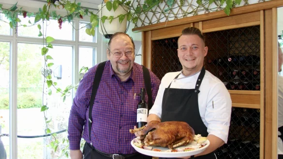 Guten Appetit: Norbert Lange (links) und Küchenchef Florian Grönnert vom Landhaus Schieder servieren ihren Gästen Gans. - © Christina Pfrommer