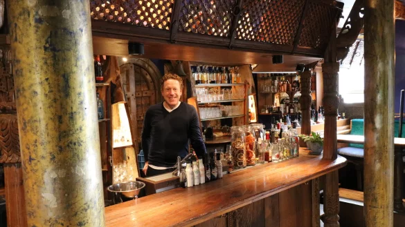 Christian Steffen, Gesch&auml;ftsf&uuml;hrer im Lippischen Hof, steht hinter der Theke im "Spirit of India". In allen Gastronomien des Hauses wird auf Bargeld verzichtet. - &copy; Archivfoto: Alexandra Schaller