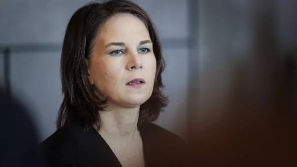 Au&szlig;enministerin Annalena Baerbock steht in der Kritik: Die UN-Vollversammlung in New York hatte am Freitag mit gro&szlig;er Mehrheit eine "sofortige humanit&auml;re Waffenruhe" im Gazastreifen gefordert. W&auml;hrend Frankreich f&uuml;r die Resolution stimmte, enthielten sich Deutschland, Italien und Gro&szlig;britannien der Stimme. - &copy; IMAGO/photothek