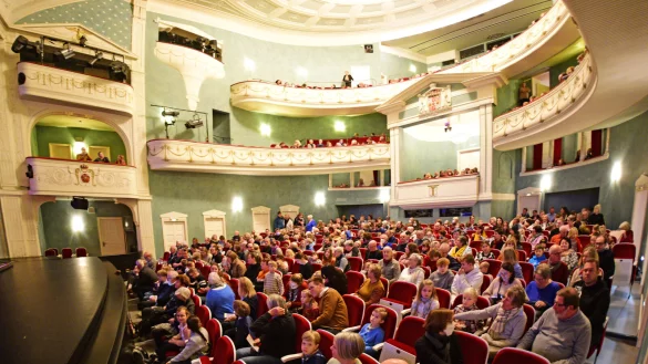 Volles Haus beim LZ-Weihnachtsm&auml;rchen im Landestheater. - &copy; Nicole Ellerbrake