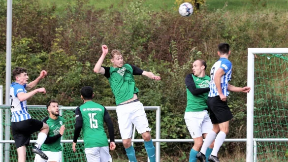 Kopfarbeit ist bei den Oerlinghausern Bel-Albert Mehmeti, Tim Witte und Sven Oberschelp (von links) gefragt. Doch ohne Erfolg: Mats Windmann k&ouml;pft zum zum 1:0 f&uuml;r Bad Oeynhausen ein. - &copy; Oliver K&ouml;nig