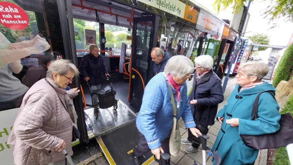Teilnehmende Senioren, wie etwa Anneliese K&uuml;temann-Busch, die mit ihrem Rollator mit Hilfe einer Rampe aus dem Bus steigen wird, erfahren viel Wissenswertes. Foto: Karin Prignitz - &copy; Karin Prignitz