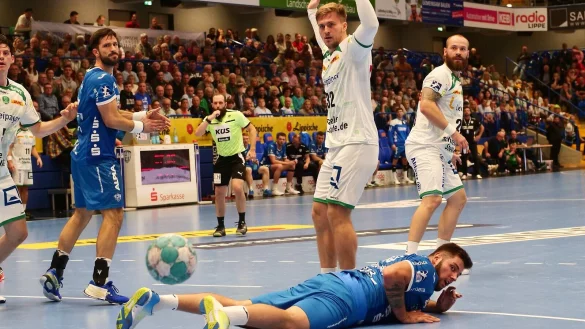 Das Spiel gegen den SC DHfK Leipzig lief an Leos Petrovsky (am Boden) vorbei. Im Hintergrund schauten Tim Suton, Franz Semper und Moritz Preuss (von links) dem Ball hinterher. - &copy; J&ouml;rg Hagemann