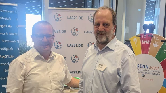 Freudige Botschaft im Rahmen der NRW-Nachhaltigkeitstagung im D&uuml;sseldorfer Landtag &ndash; die Gemeinde Kalletal erh&auml;lt den Zuschlag zur Einf&uuml;hrung eines &bdquo;Kommunalen Nachhaltigkeitshaushaltes: Dr. Klaus Reuter, Gesch&auml;ftsf&uuml;hrer der LAG21 NRW (rechts) und Kalletals B&uuml;rgermeister Mario Hecker am Rande der NRW Nachhaltigkeitstagung 2023 im D&uuml;sseldorfer Landtag. - &copy; Fotorechte: Gemeinde Kalletal