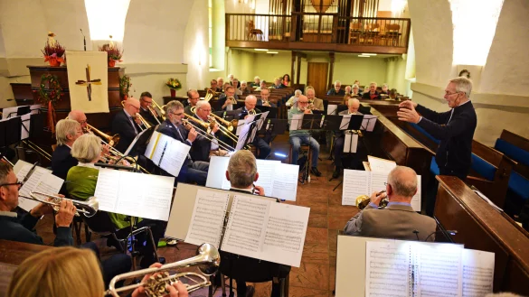 Der Posaunenchor Bad Meinberg unter der Leitung von Udo M&ouml;nks. - &copy; Nicole Ellerbrake