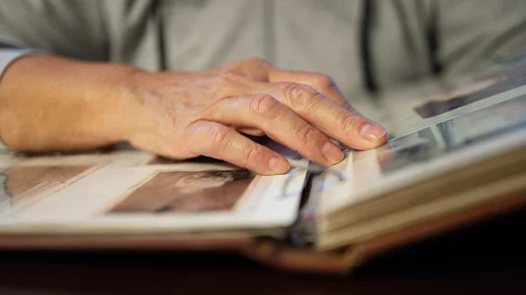 Zeit ist endlich: Mit zunehmendem Alter steigt das Gef&uuml;hl, dass die Zeit schneller verfliegt. Daher gilt es nicht den Moment zu verpassen, sich fr&uuml;h genug auch mit dem eigenen Nachlass zu befassen &ndash; auch den Angeh&ouml;rigen zuliebe. - &copy; Adobe Stock