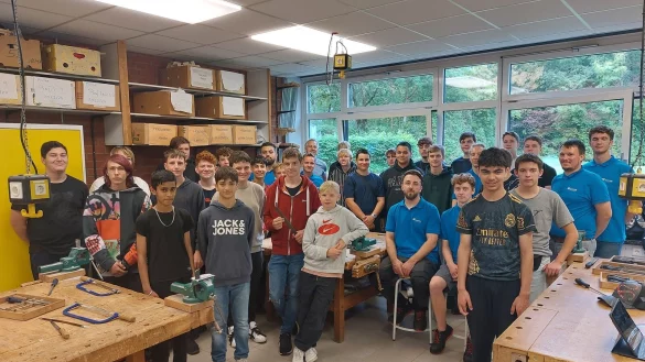 Zwei Technik-Profilkurse kamen in den Genuss, von sechs Auszubildenden der Hanning-Elektro-Werke (blaue Poloshirts) und ihrem Ausbildungsleiter Marcel Meier einen Einblick in die Grundfertigkeiten der Metallverarbeitung zu bekommen. Foto: Christian Landerbarthold - &copy; Christian Landerbarthold