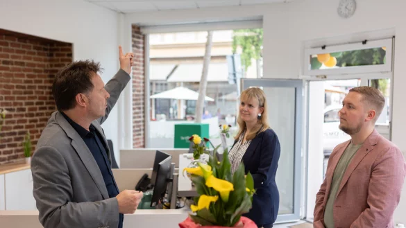 B&uuml;rgermeister Frank Hilker im Gespr&auml;ch mit Kristina Brethauer (Stadtkontakt) und Tom Lachmann (B&uuml;rgerdialog). - &copy; Torben Gocke