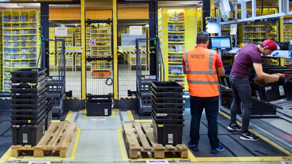 Ein Logistikzentrum von Amazon: In der Branche besteht auch in vielen Teilen von Ostwestfalen-Lippe der größte Personalbedarf. - © Gregor Fischer