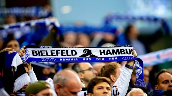 Arminia Bielefeld und den Hamburger SV verbindet eine lange Fanfreundschaft. - © imago/Philipp Szyza