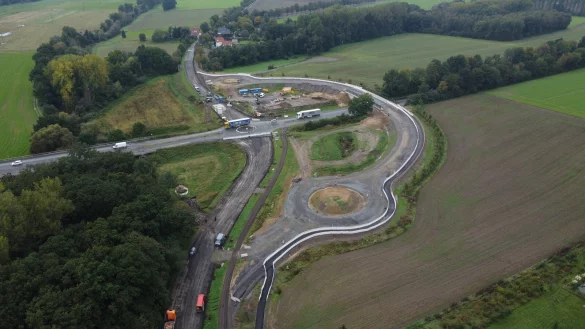 Die Oerlinghauser Stra&szlig;e ist in H&ouml;he des Knotenpunkts mit der Ostwestfalenstra&szlig;e aktuell gesperrt. Und das wird auch noch einige Monate so bleiben, weil jetzt unter anderem die beiden neuen Kreisel f&uuml;r die k&uuml;nftige, kreuzungsfreie Anbindung hergestellt werden. - &copy; Nicole Ellerbrake