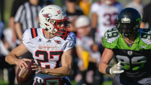 Spiel in die Spitze: Der Quarterback der Kachtenhausen White Hawks, Bastian Schulze, sucht eine Anspielstation. - © Egon Penner