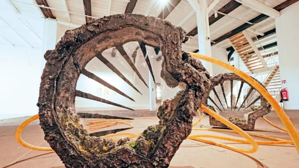 Blick in die Ausstellung Left(L)overs, die das Kollektiv Grapain im Robert Koepke Haus zeigt. - &copy; Robin J&auml;hne