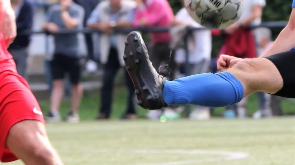 Hart geht es schon mal auf dem Platz zu, zu unsch&ouml;nen Szenen kam es auf dem Sportplatz in Belle. Ein Zuschauer beleidigte den Schiedsrichter rassistisch. - &copy; Oliver K&ouml;nig