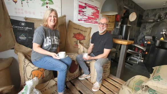 Stephanie und Olliver Hermey machen es sich &ndash; nat&uuml;rlich &ndash; mit einer Tasse Kaffee auf den S&auml;cken mit Rohkaffee gem&uuml;tlich. - &copy; Sigurd Gringel