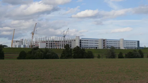 So sah das Amazon-Logistikzentrum in Belle im September aus. Der Bau schreitet weiter voran. Nun gibt es Kritik der Gegner daran, wie die Ausgleichsfl&auml;chen f&uuml;r den Bau ausgew&auml;hlt worden sind. - &copy; Jost Wolf