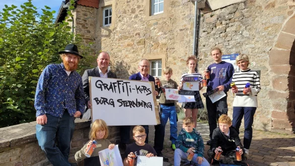 K&uuml;nstler Philipp Hiller (von links) mit dem stellvertretenden Landesverbandsvorsteher Arne Brand, Wolfgang St&uuml;ckemann (Vorstand Wolfgang-Heinrich-Stiftung) sowie Vera Scheef (rechts, Kulturagentur) und den Teilnehmern des Graffiti-Workshops. - &copy; Raffael Giebel