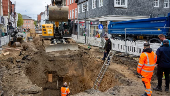 Die Bauarbeiten in der Langen Stra&szlig;e kommen z&uuml;gig voran. Derzeit werden im Bereich der Kreuzung Lange Stra&szlig;e und Krumme/Exterstra&szlig;e die Kanalanschl&uuml;sse zusammengef&uuml;hrt. - &copy; Raphael Bartling