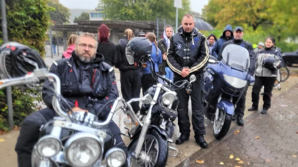 Markus Rieke (Mitte) und seine Kumpel kamen aus Bad Driburg nach Lemgo, um sich gegen Mobbing stark zu machen. Eigentlich sollten noch mehr Biker dabei sein, doch das Wetter machte ihnen einen Strich durch die Rechnung. - &copy; Katrin Kantelberg