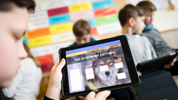 Das Lernen mit Tablets ist im Schulunterricht mittlerweile gang und g&auml;be. In kaum einer Schule gibt es dabei ein Ger&auml;t f&uuml;r jedes Kind. Eine neue Software soll nun auch die Nutzung von Privatger&auml;ten im Klassenraum m&ouml;glich machen. - &copy; Julian Stratenschulte/dpa