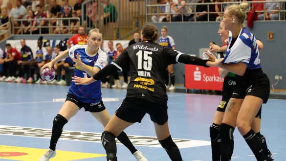 Leni Ruwe hat das Tor und die Kreisl&auml;uferin (Steffi Kaiser) im Blick. - &copy; Paul Cohen