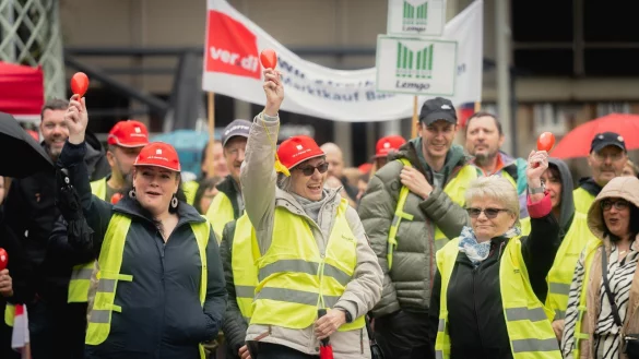 Auch Mitarbeiter des Marktkauf Lemgo haben sich bei einer Verdi-Demonstration f&uuml;r h&ouml;here L&ouml;hne eingesetzt. - &copy; Rene Roebke