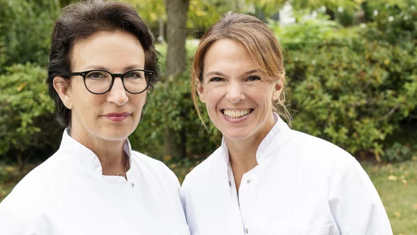 Beate Herbig (l.) und Carolina Pape-K&ouml;hler leiten als Chef&auml;rztinnen die Adipositas-Klinik am Klinikum Bielefeld. - &copy; Klinikum Bielefeld