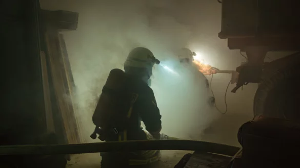 Lindenhofes Angriffstrupp musste sich bei einer unangek&uuml;ndigten &Uuml;bung der Feuerwehr in einer verrauchten Scheune beweisen. - &copy; FreitagTV