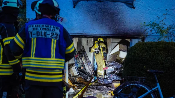 Mehrere Angriffstrupps haben unter schwerem Atemschutz das Feuer im Keller bek&auml;mpft. - &copy; FreitagTV