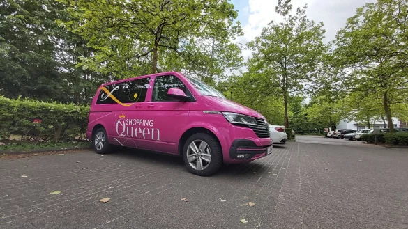Der pinke Bus ist in dieser Woche auch in Steinhagen zu sehen. - &copy; Florian Weyand