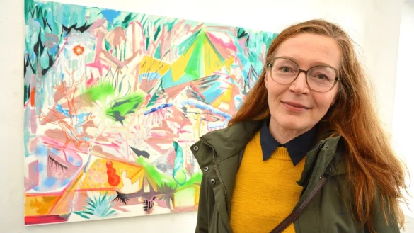 Alexandra Sonntag vor einem ihre durch ihre Farbigkeit bestechenden Arbeiten. Die 54-J&auml;hrige stellt Landschaften mit ihrem beweglichen Geschehen in den Mittelpunkt ihrer k&uuml;nstlerischen Arbeit. Foto: Karin Prignitz - &copy; Karin Prignitz