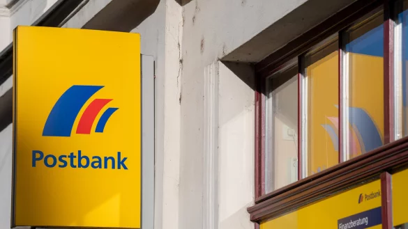 Viele Bankkunden erledigen Bankgeschäfte am heimischen Computer. Die Deutsche Bank dünnt daher nun das Filialnetz der Tochter Postbank deutlich aus. - © dpa